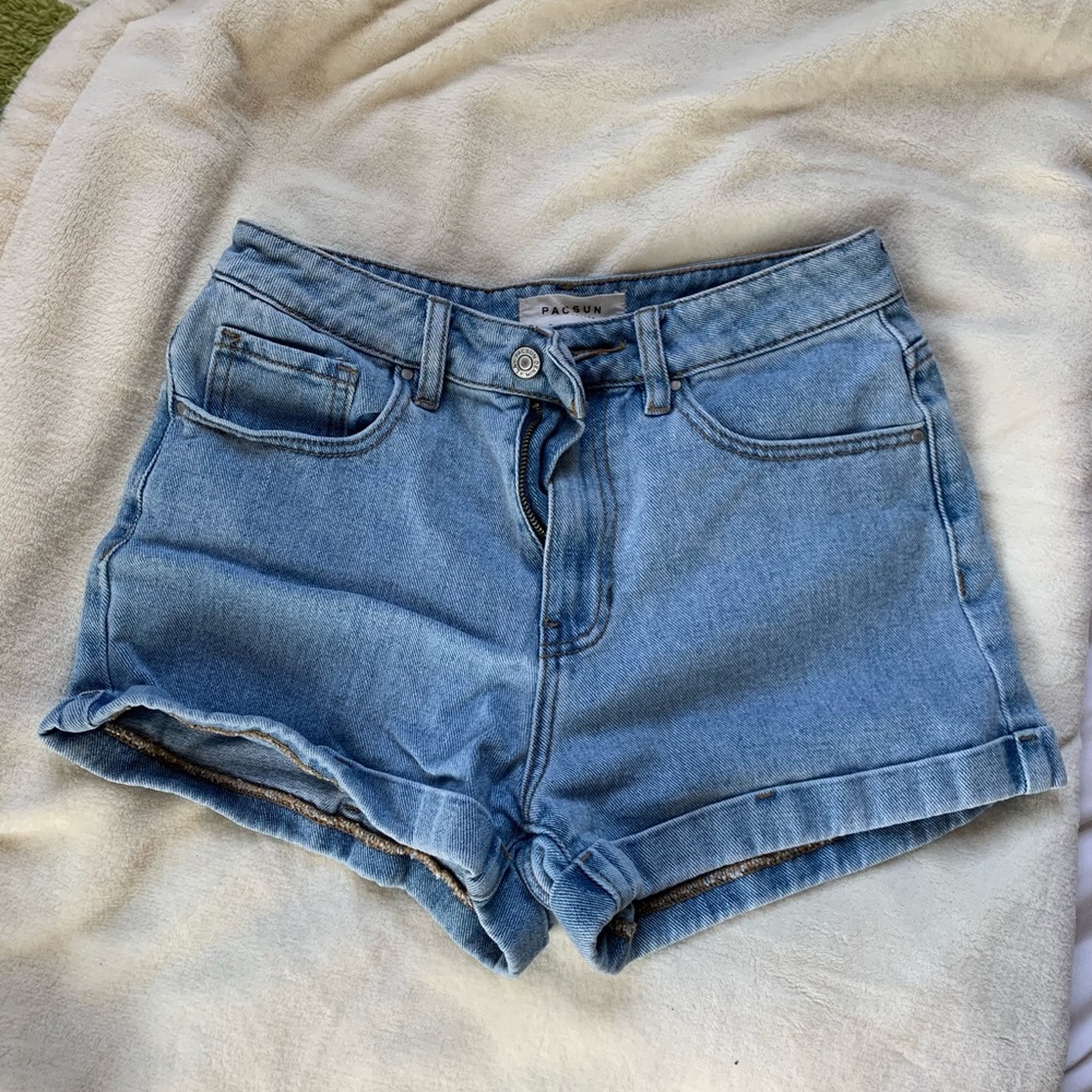 PacSun light wash MOM SHORT denim shorts with folds